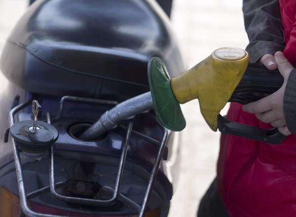 Kluczowa zasada przy tankowaniu motocykla. Obowiązuje na każdej stacji