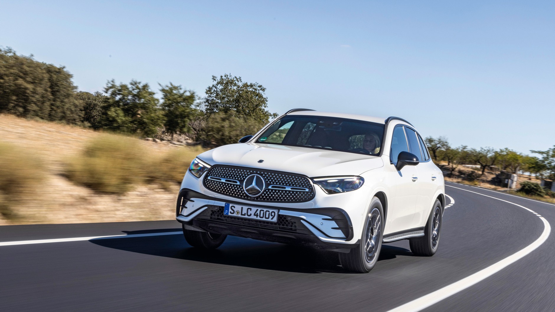 Grill ze środkową klamrą jest bardzo podobny do poprzednika, różnice widoczne w układzie świateł