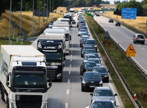 Kierowcy widzą te znaki drogowe i wpadają w popłoch. Wyjaśniamy, co oznaczają