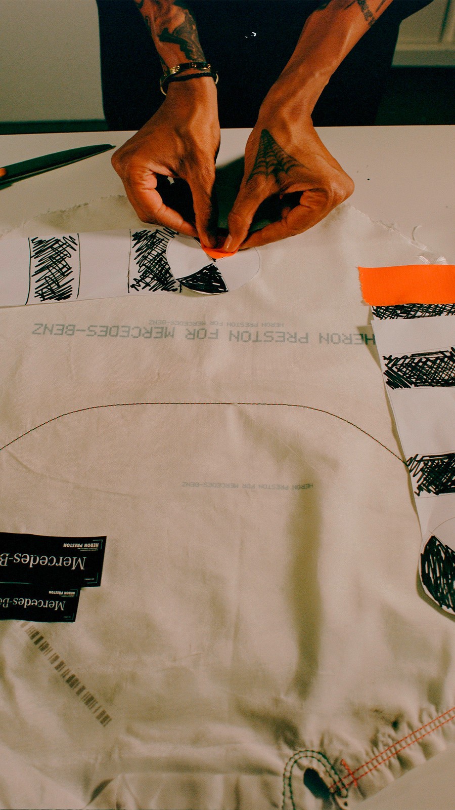 Ubrania stworzone z poduszek powietrznych