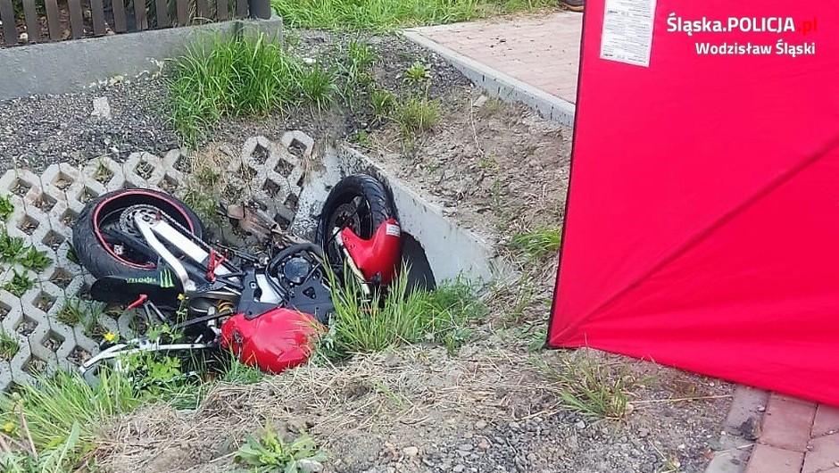 Obraz pochodzący z serwisu https://slaska.policja.gov.pl/kat/informacje/wiadomosci/385042,Wyjasniamy-okolicznosci-smiertelnego-wypadku-i-apelujemy-do-kierowcow-o-rozsadek.html