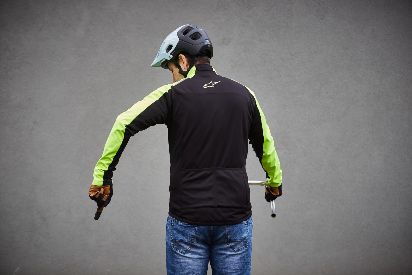 Ten gest rowerzystów oznacza ostrzeżenie przed dziurami w drodze (fot. Skoda, welovecycling.com)