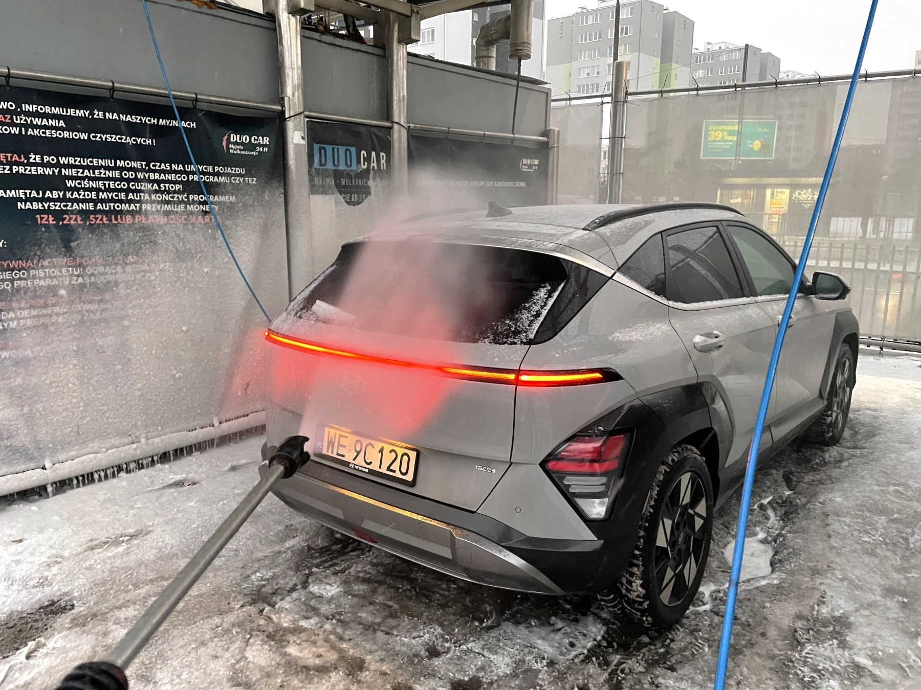 Mycie samochodu w zimie na myjni bezdotykowej