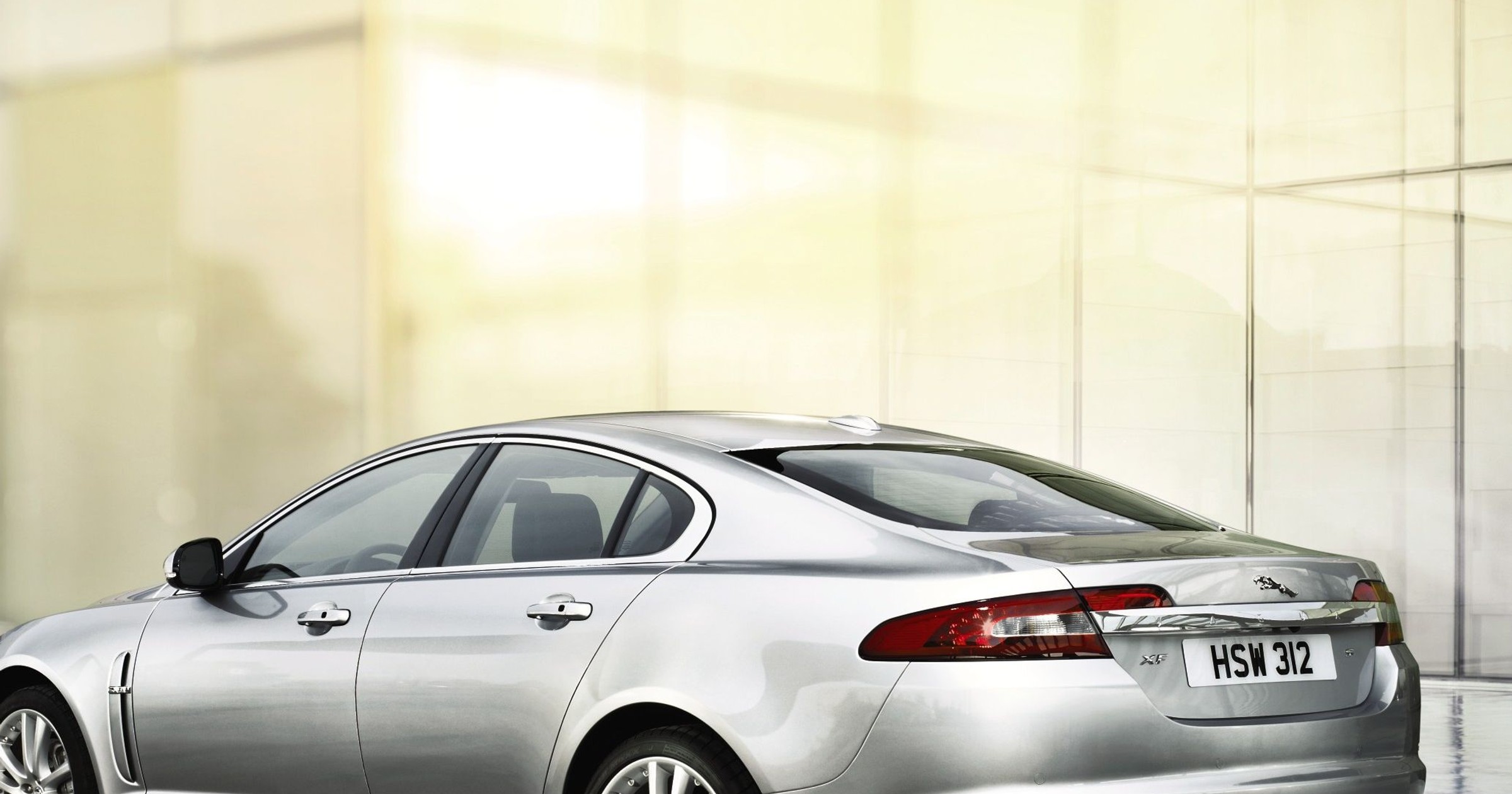 Jaguar XF po raz czwarty samochodem roku klasy premium 