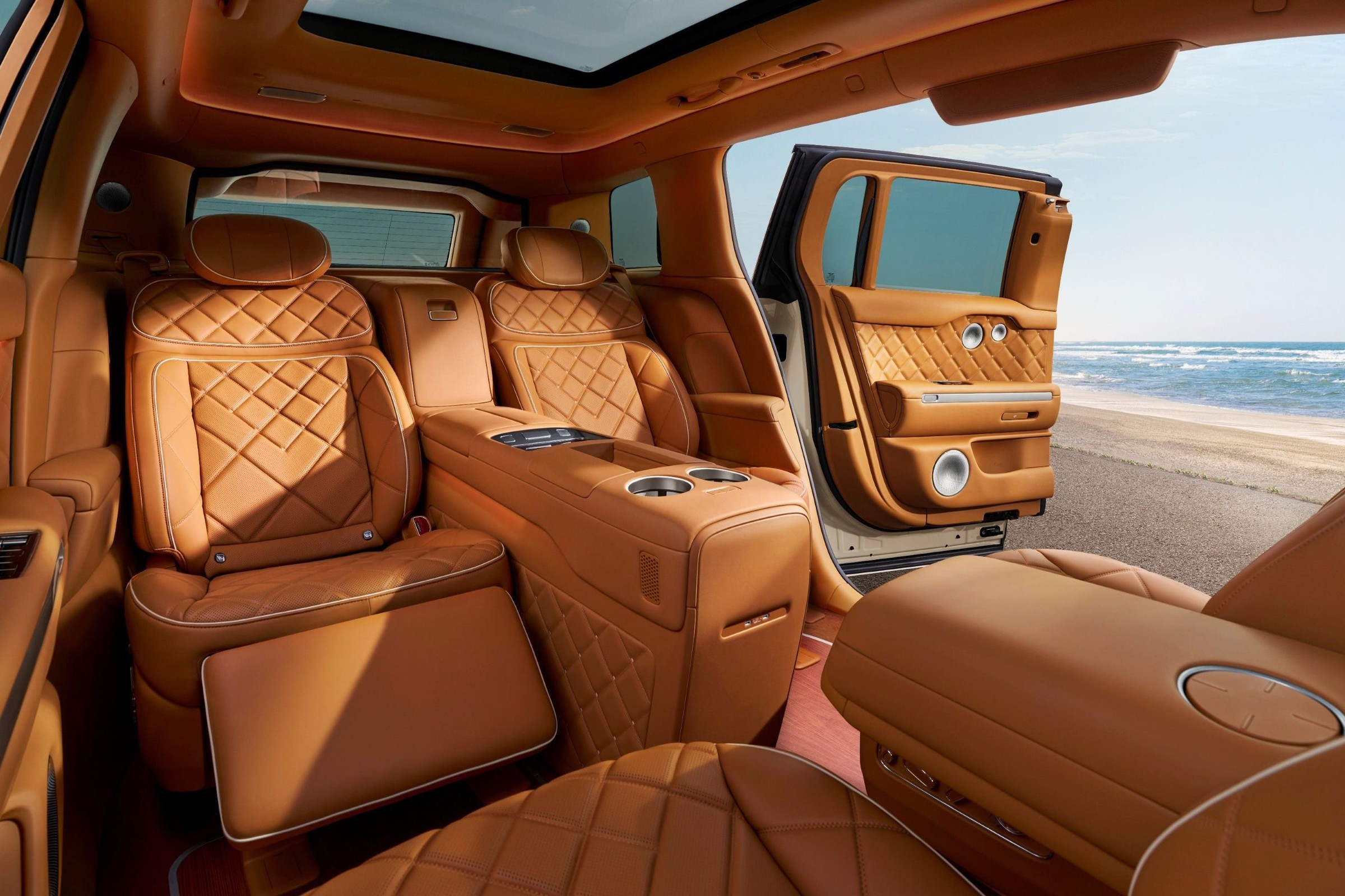 Tym SUV-em Hyundai rywalizuje z Rolls-Royce'm. GV90 z airbagiem w dachu i bez przycisku Start