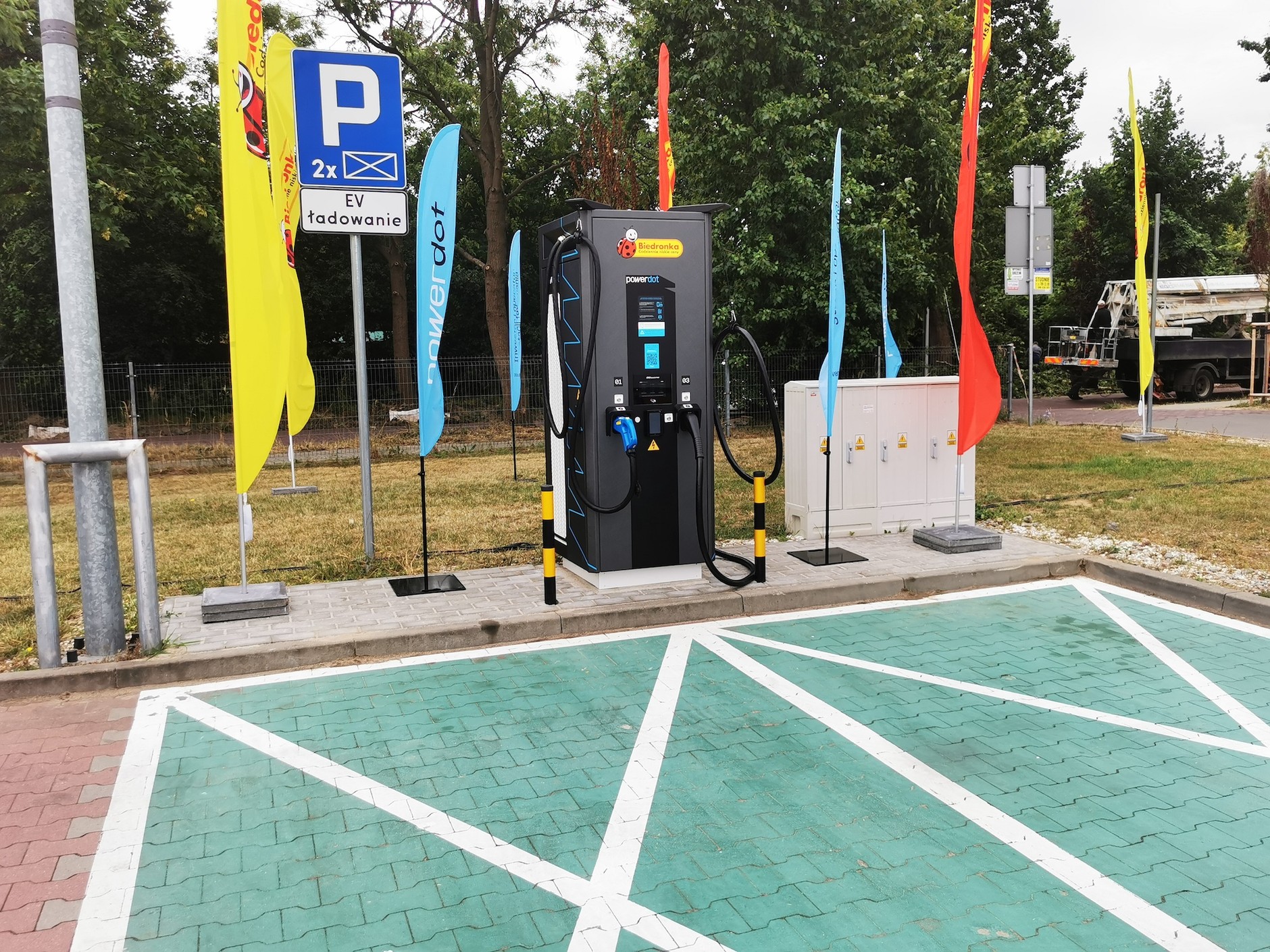 Ładowarka na sklepowym parkingu