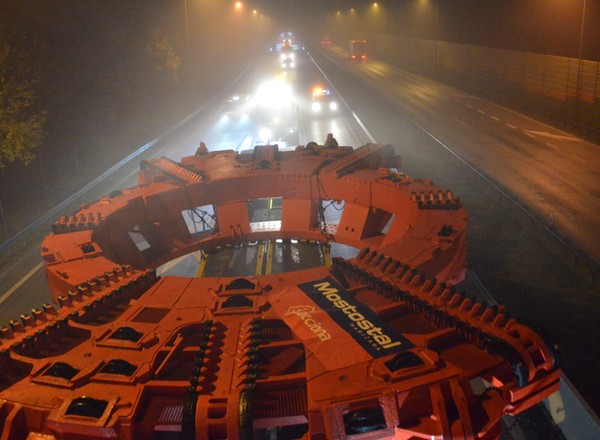 Gigant zjechał z A1 na drogę S8. Transport TBM kieruje się w stronę Warszawy