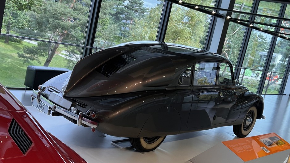 Tatra T87