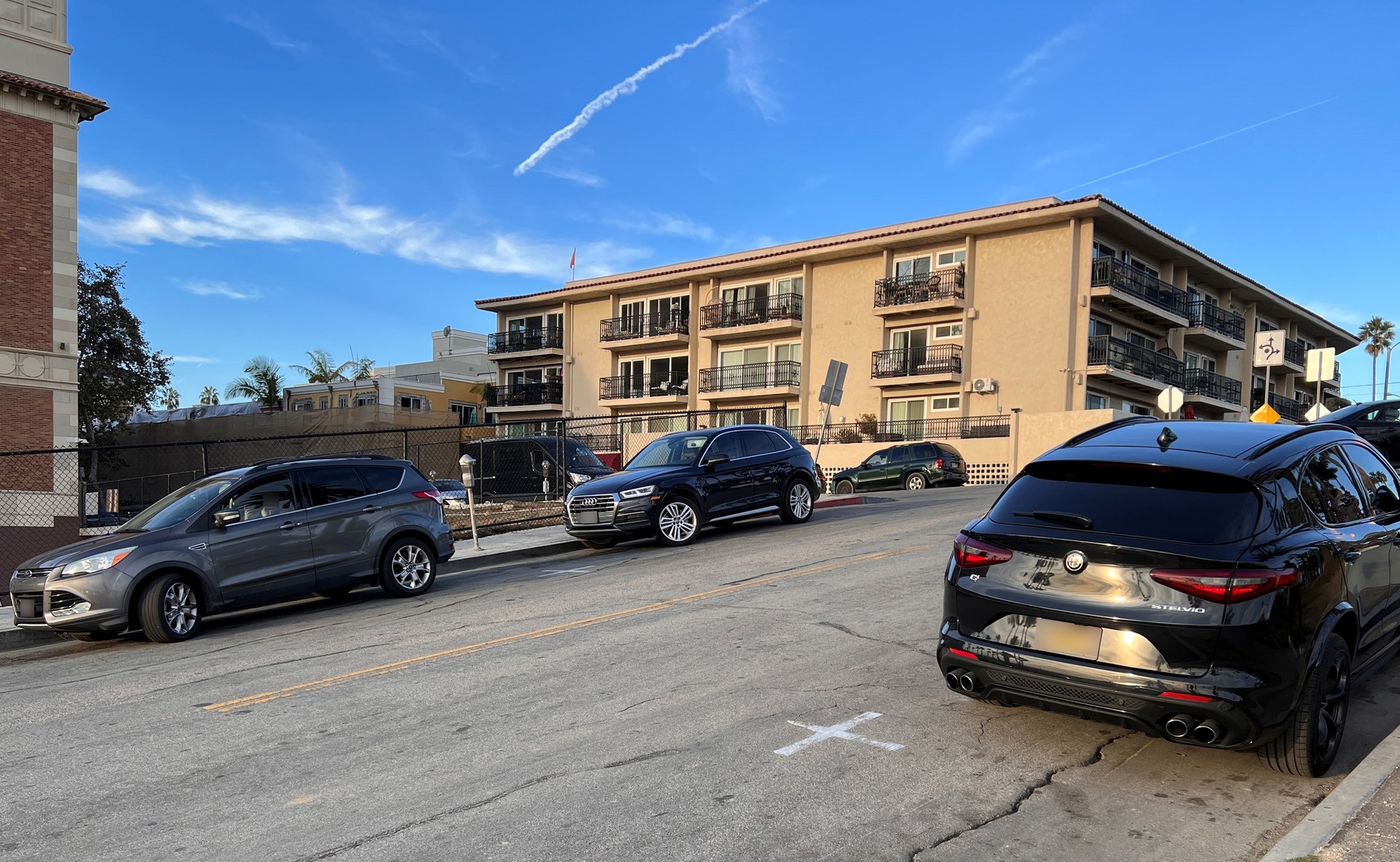 Europejskie premium nad Pacyfikiem w Santa Monica: po prawej Alfa Romeo Stelvio, w środku Audi Q5. Po lewej Ford Escape (w Polsce Kuga).