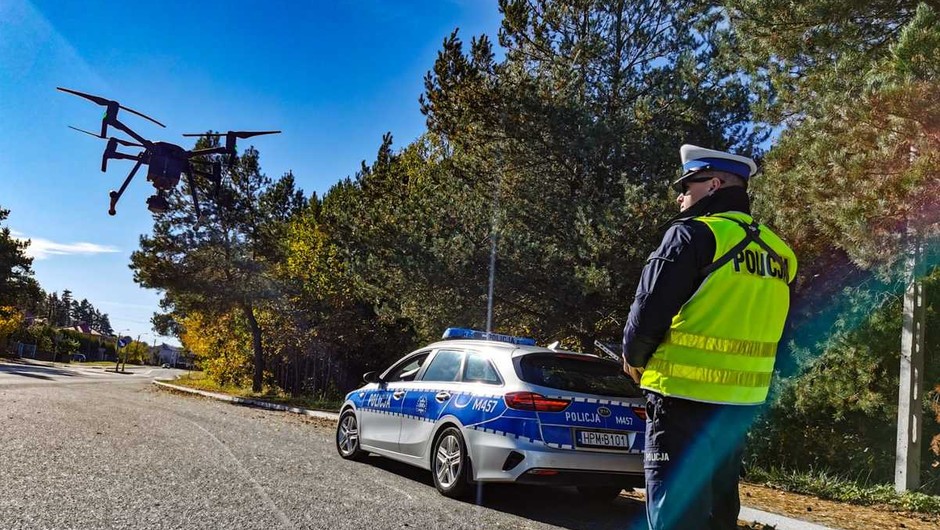 Jeden z dronów podlaskich policjantów podczas kontroli przejazdów kolejowych w 2022 r.