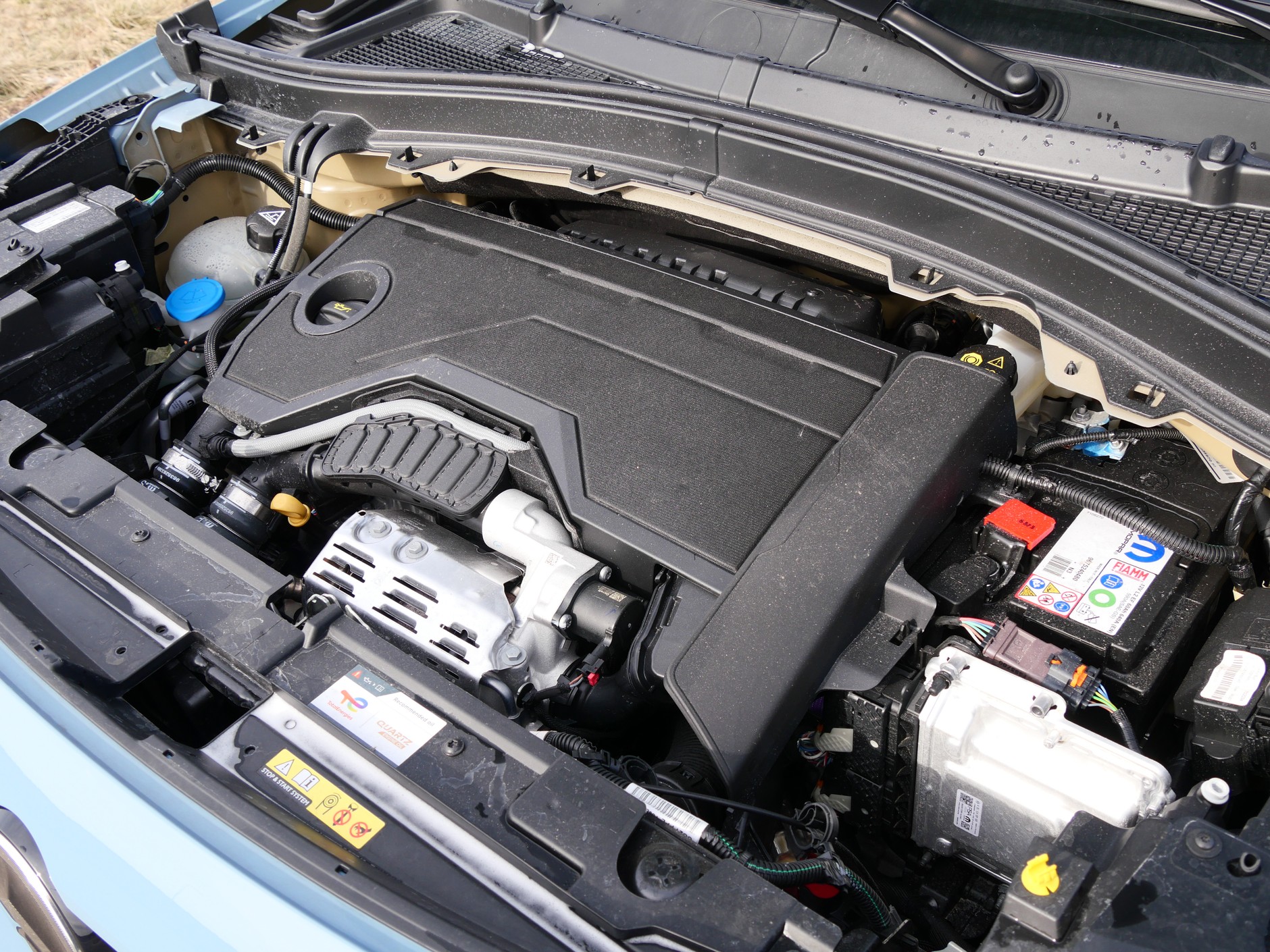 Napęd hybrydowy Citroena C3 to połączenie 3-cylindrowego benzyniaka 1.2 i 28-konnego silnika elektrycznego. Moc systemowa zestawu wynosi 110 KM, czyli niewiele więcej niż... moc samego silnika benzynowego.