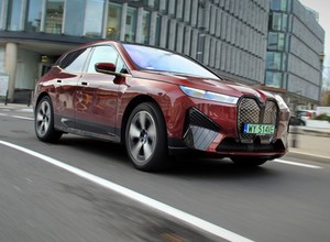 BMW iX xDrive 50 – kolosalny ekozbawca