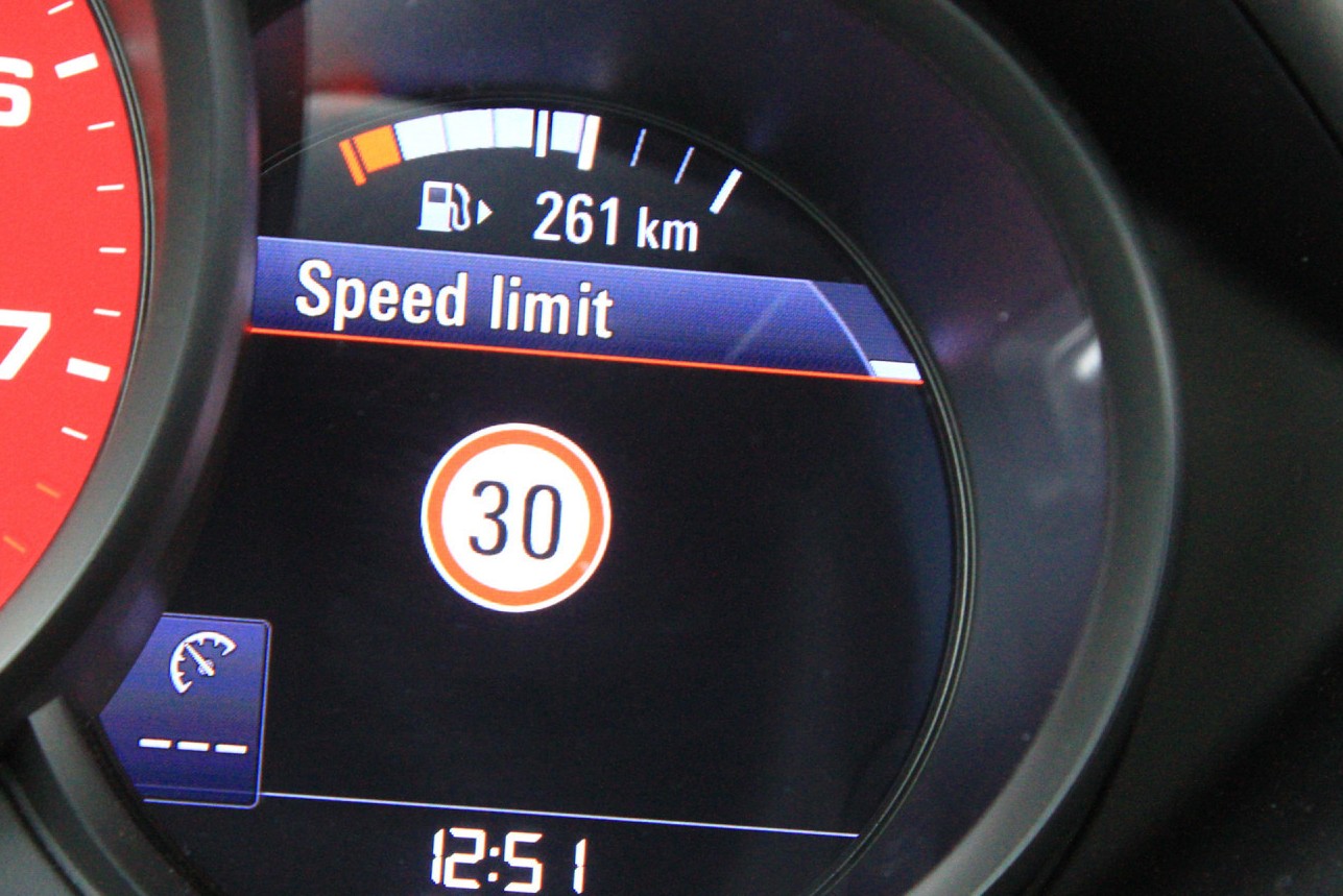 Rozpoznawanie znaków drogowych