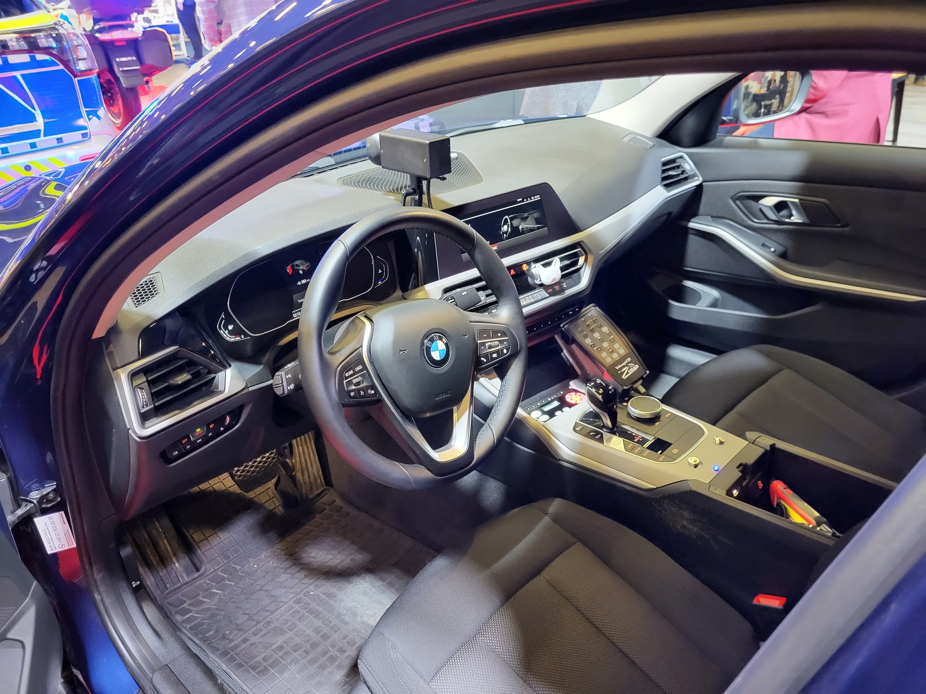 Zazwyczaj możliwość oglądania wnętrza policyjnego radiowozu związana jest z poważnym wydatkiem – przeciętny kierowca ma najwyżej okazję, żeby zająć miejsce z tyłu i obejrzeć nagranie z kamery.