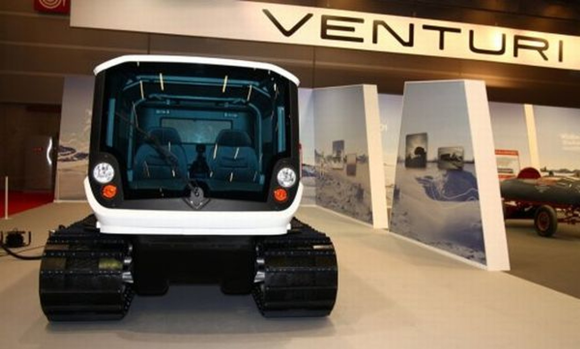 Z salonu w Paryżu na Antarktydę