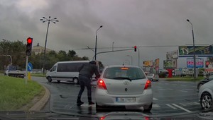 Wyrzuciła niedopałek przez okno, podszedł do niej pan Bartłomiej. Nagranie hitem