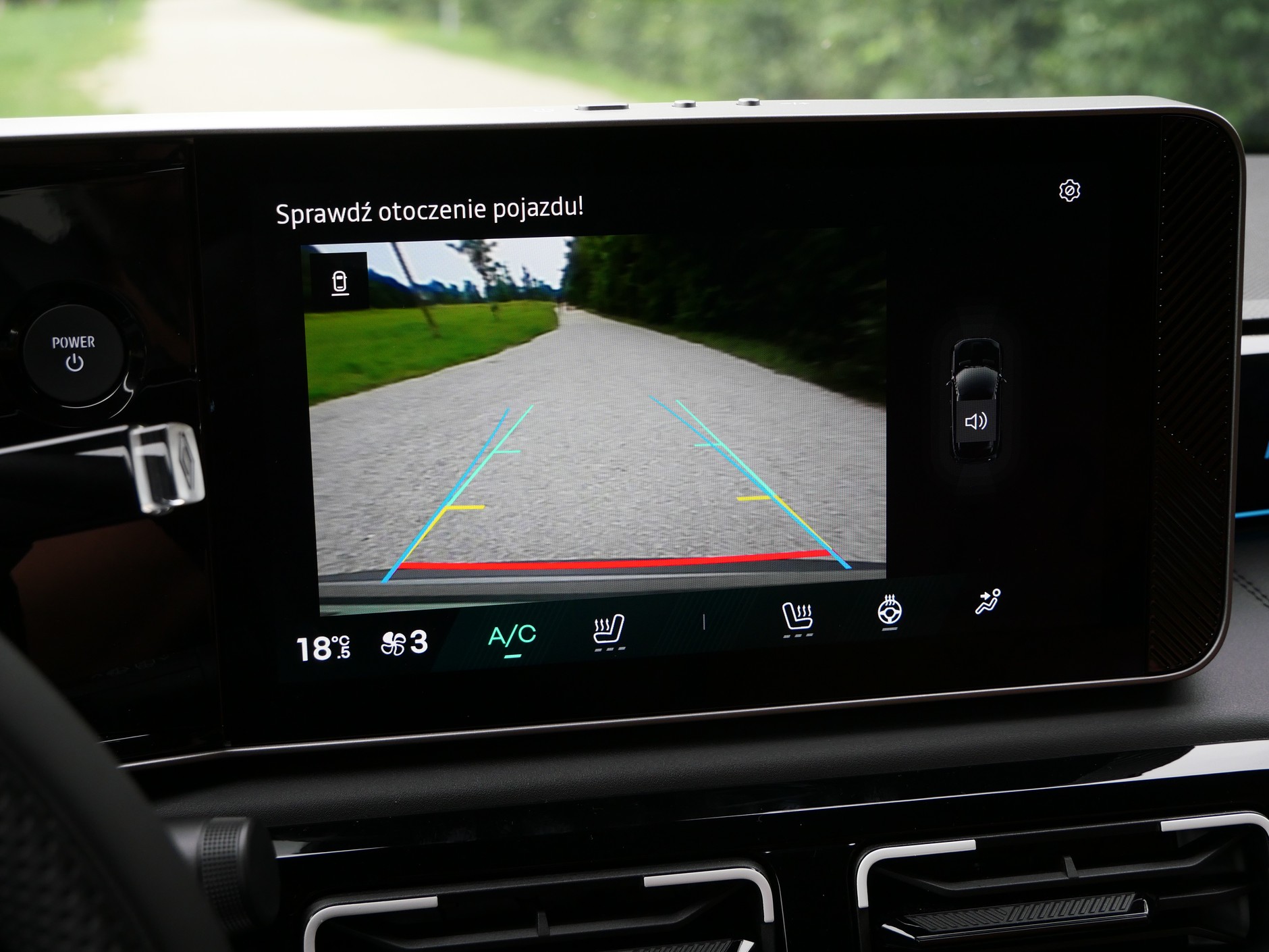 Taka jakość obrazu z kamery cofania w nowym aucie zakrawa na kpinę.