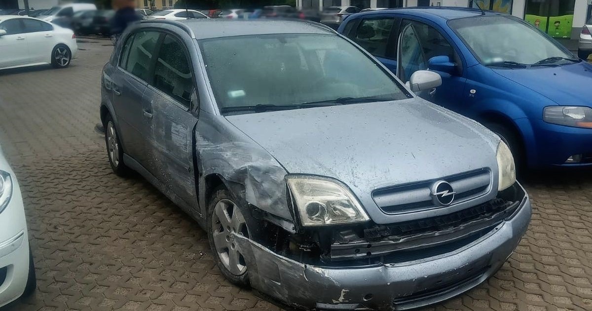 Pijany wjechał do salonu swoim Oplem