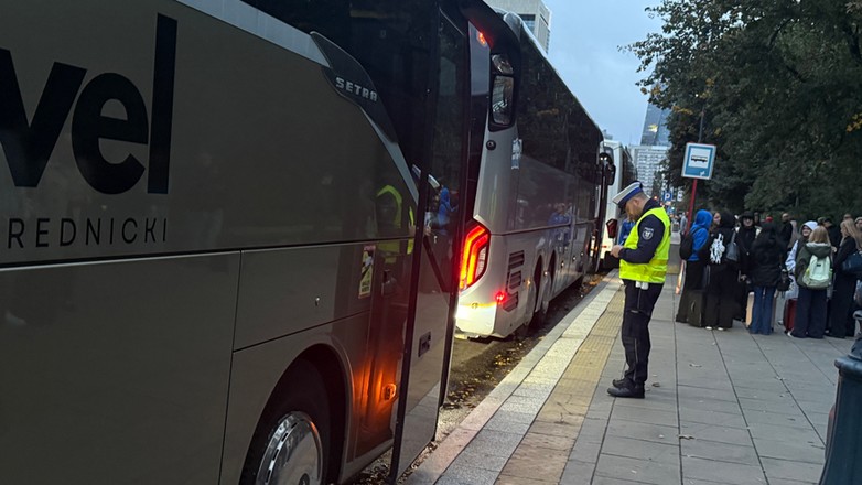 Policja kontroluje autobus