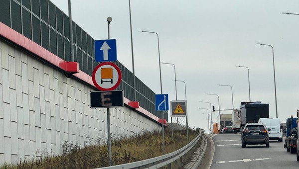 Tablica z literą E przed tunelem Południowej Obwodnicy Warszawy