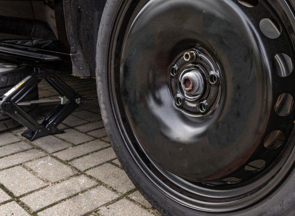 Raport Inspekcji Handlowej: siedem na 10 podnośników samochodowych z wadami