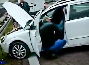 Nagle auto skręciło i uderzyło w bariery. Funkcjonariusze CBŚP pomogli kierowcy [WIDEO]