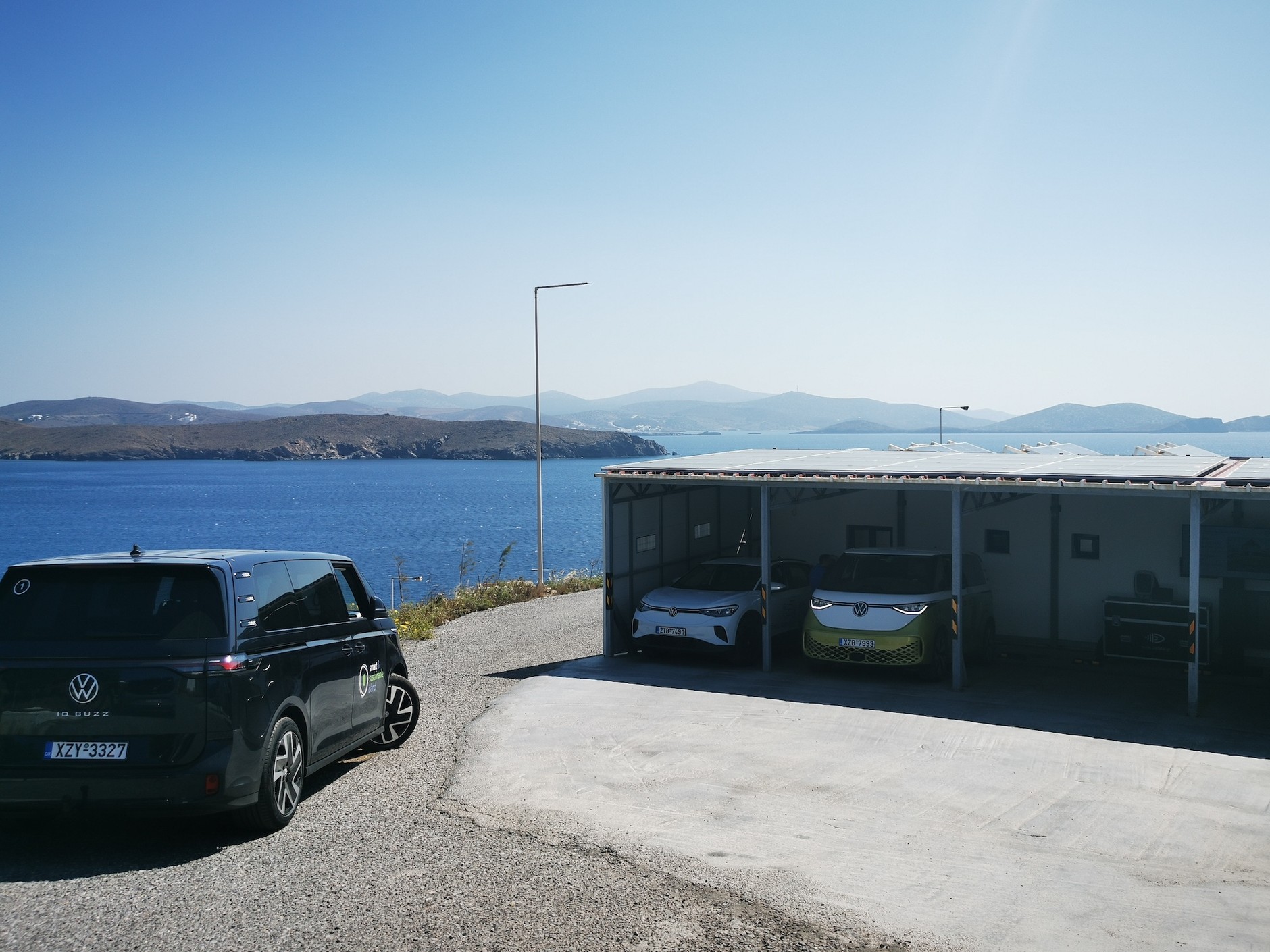 Na dachu zajezdni astybusów zainstalowano panele fotowoltaiczne. Zapewniają one prąd do całej floty elektryków, które jeżdżą po Astypalei