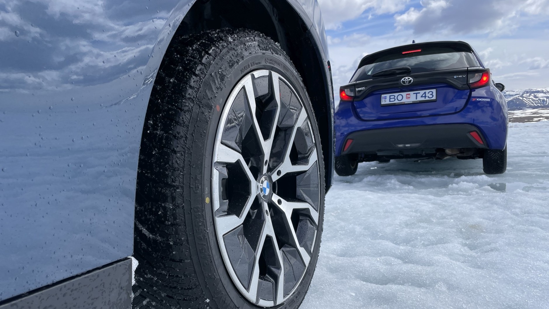 Na pierwszym planie BMW X3, a na drugim Toyota Yaris. Nie byłoby w tym nic dziwnego, ale jestem na lodowcu