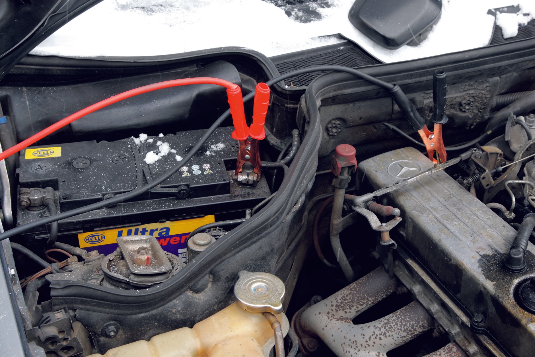 podłączenie kabli rozruchowych