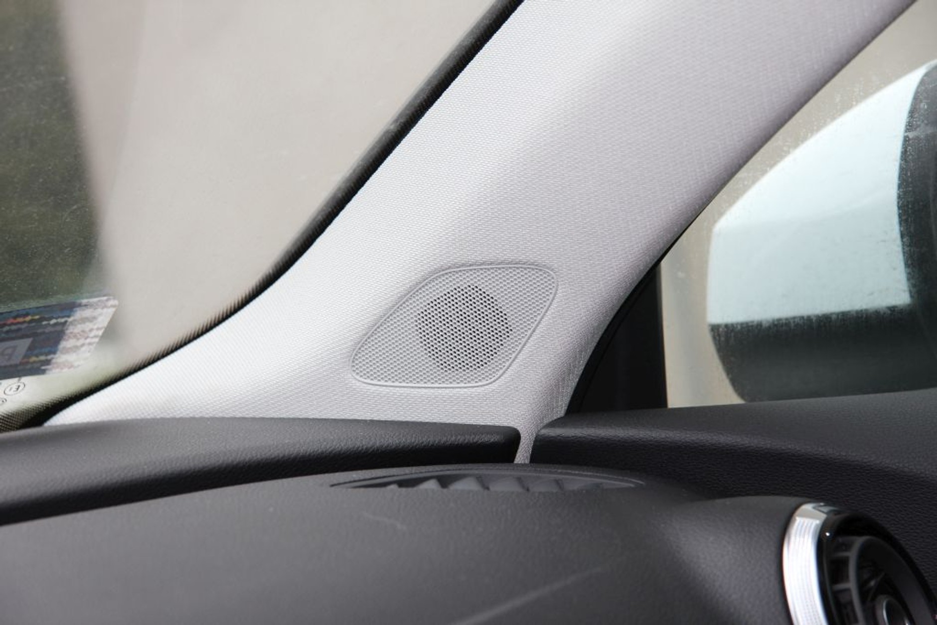 Głośniki wysokotonowe zestawu Audi Sound System w przednich słupkach A3.