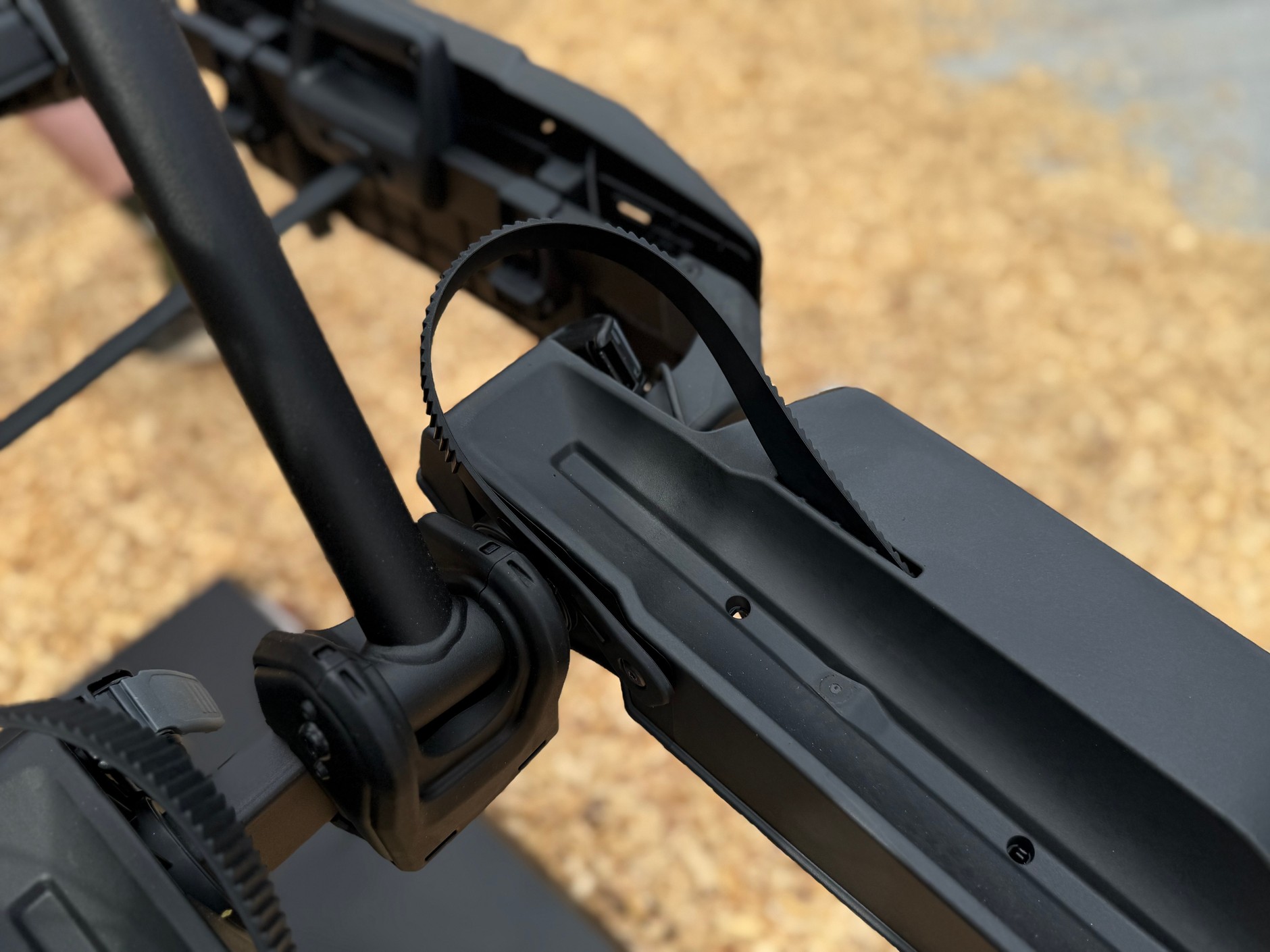 Wymyślono nawet sposób na irytujące taśmy mocujące koła, które często podczas ustawiania roweru dostają się pod pomiędzy koło a rynnę, skąd trudno je wyciągnąć. Tu wystarczy ich końcówki wcześniej włożyć w specjalne gniazda.