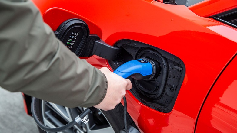 Kupując samochód na prąd, zapytaj o wewnętrzną ładowarkę i to, czy można e ładować prądem stałym – za te rzeczy często trzeba dopłacać, a to ważne!