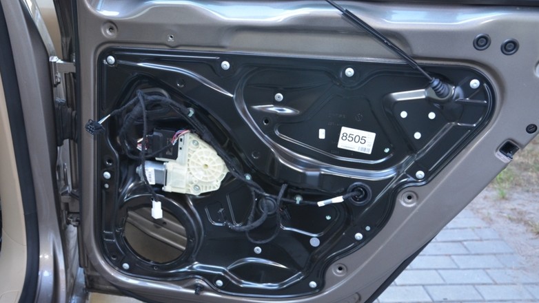 Typowe dla niemieckiego producenta jest przygotowanie miejsc montażowych głośników. Jest to nitowana blacha z pełnym osprzętem.