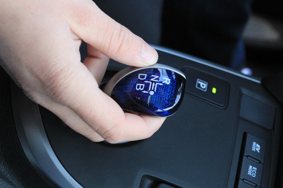 Wybierak automatycznej skrzyni biegów w hybrydowej Toyocie