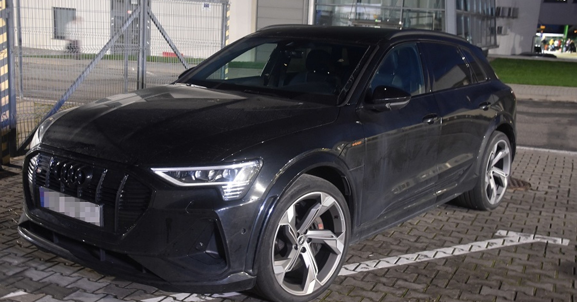 Chciała wjechać do Ukrainy elektrycznym audi
