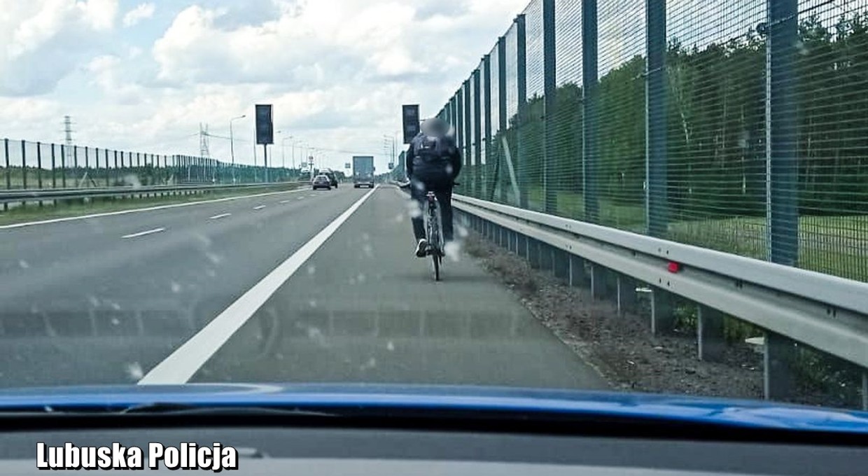 Rowerzysta jechał drogą ekspresową. Zaskakujące tłumaczenie mężczyzny