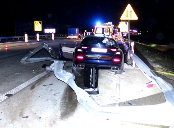 Rozpędzone Maserati skończyło na barierach. Śmiertelny wypadek na autostradzie A1