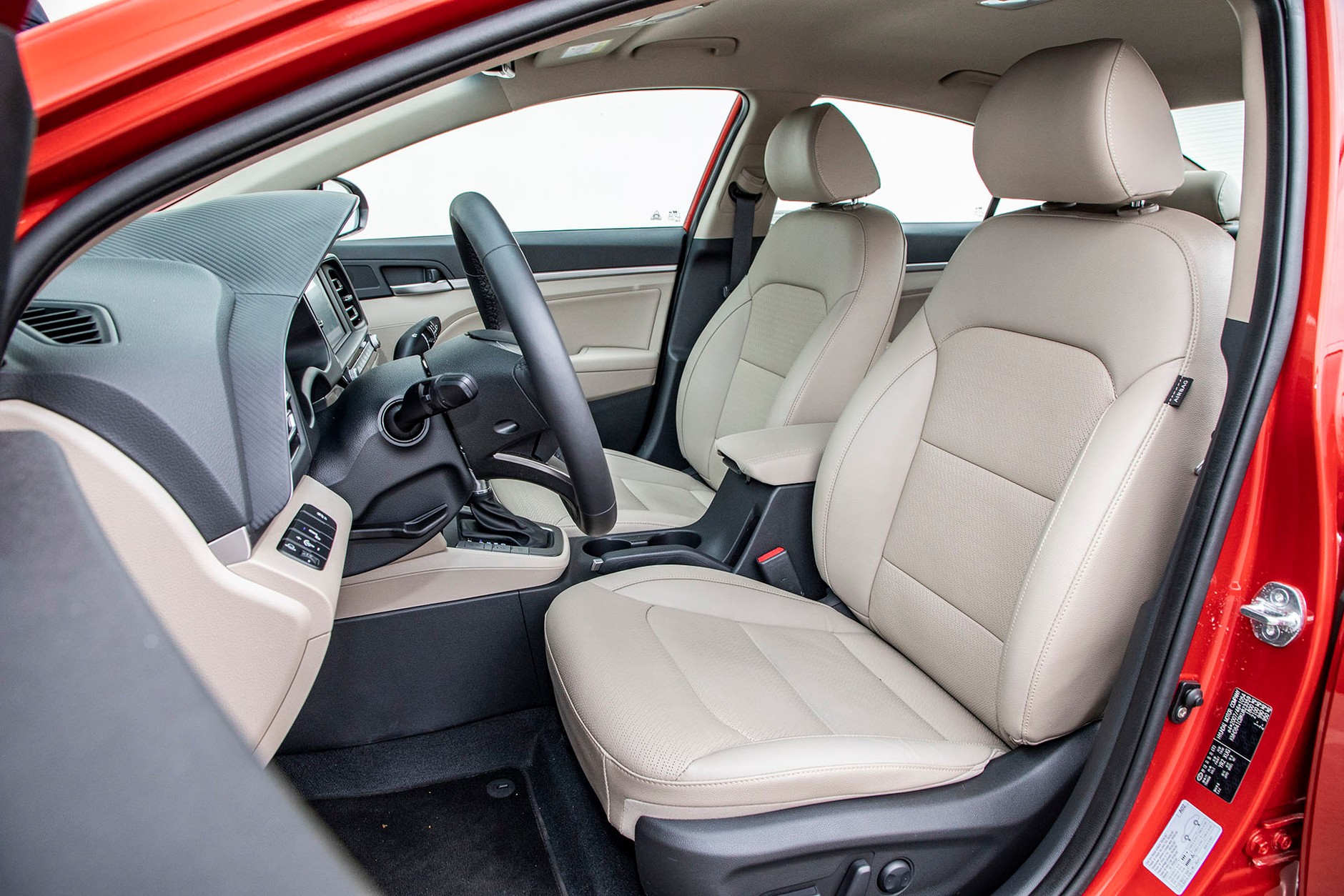 Hyundai Elantra 1.6 MPI 6AT - sedan w stylu azjatyckim