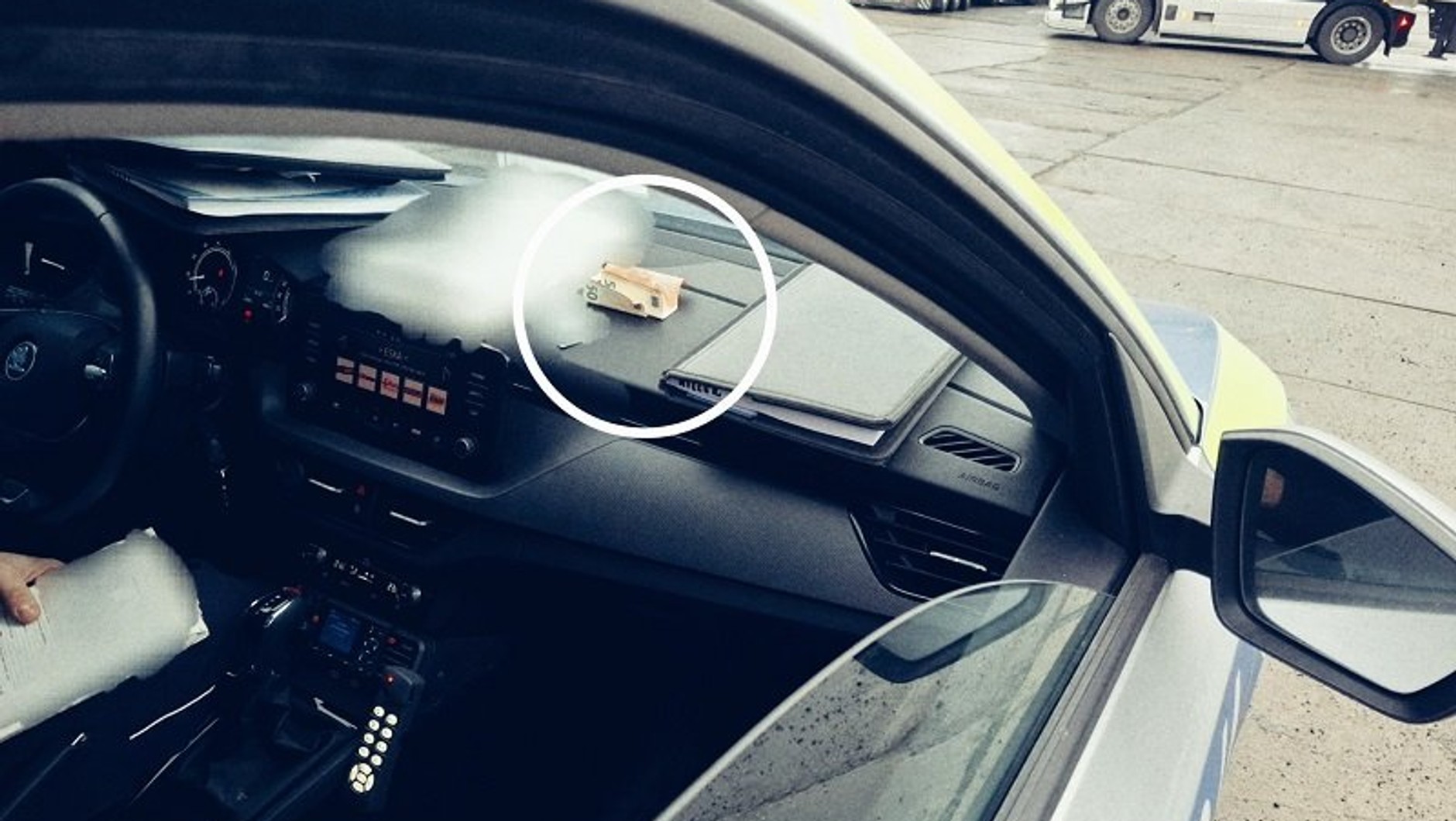 Chciał wręczyć policjantom 100 euro łapówki "na śniadanie"