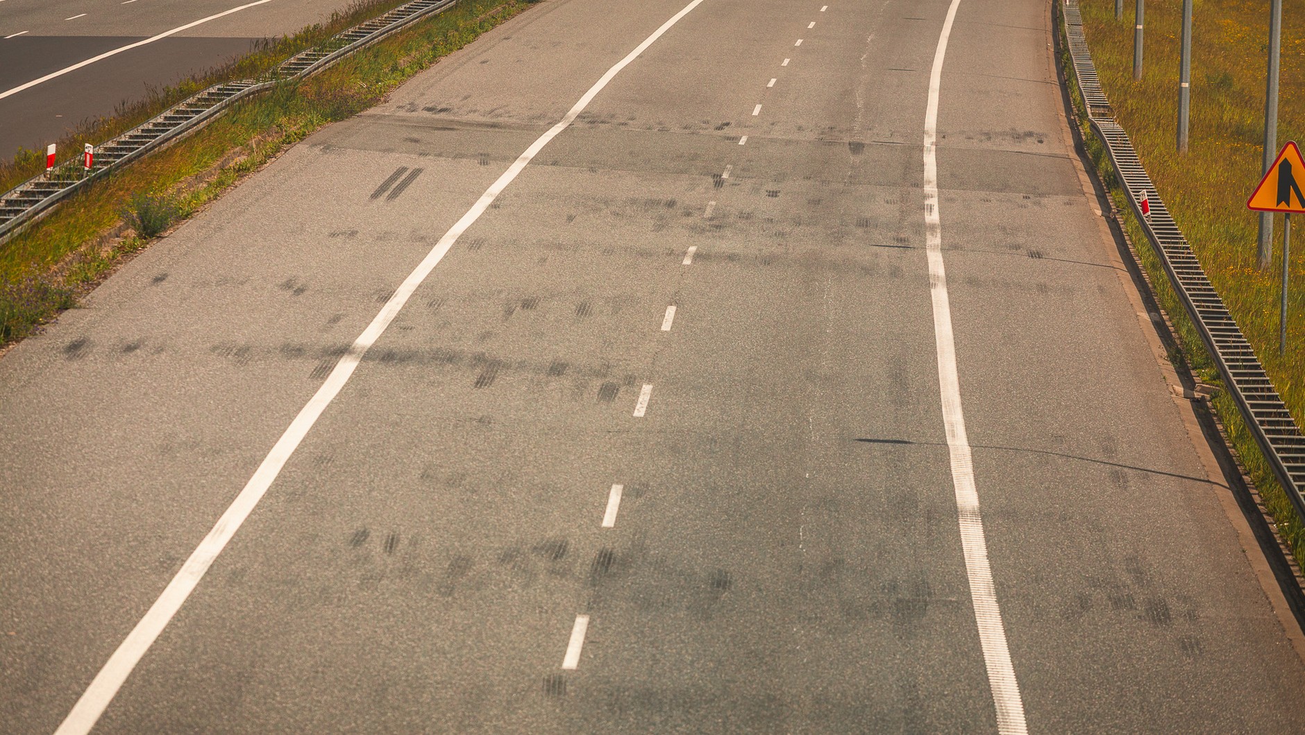 Każdy ślad opony na tym fragmencie autostrady A1 to znak, że kierowcy nie spodziewali się tak dużych nierówności
