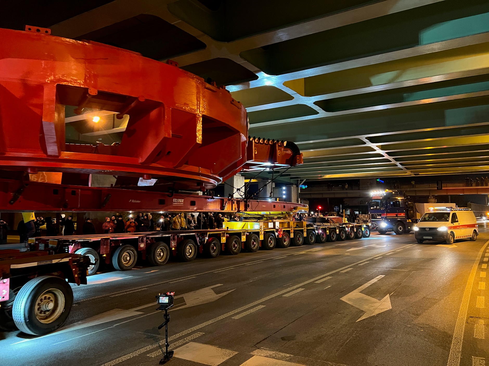 Transport gigantycznej maszyny TBM w Warszawie