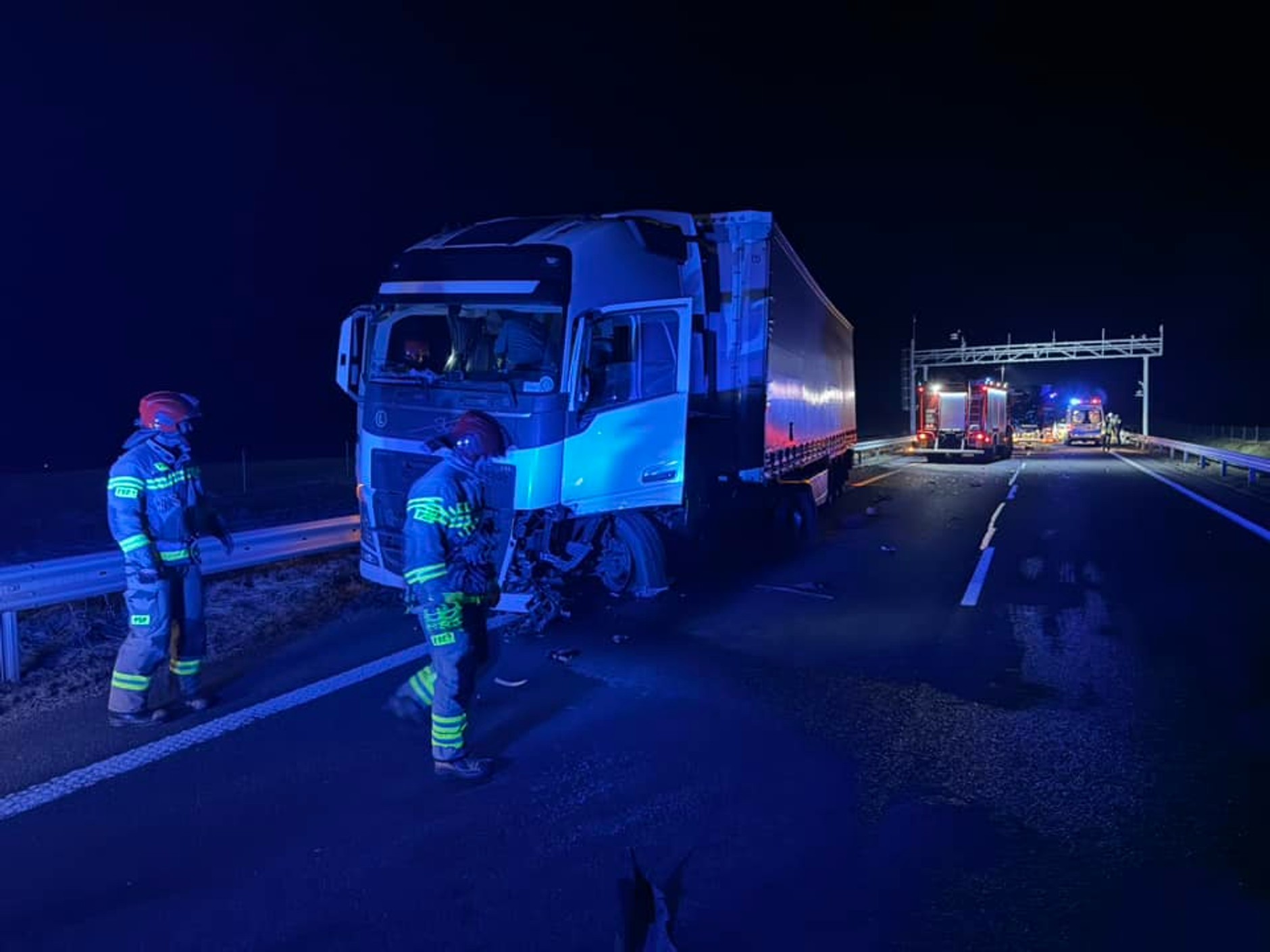 Zderzenie czołowe na drodze S22. Golf wbił się w TIR-a
