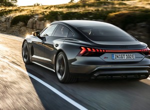 Elektryczne Audi RS E-Tron GT pędzi po autostradzie: 0-200 km/h w 10,5 s [Nagranie]