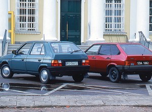 Polska lat 90. - zobacz jakie auta królowały na ulicach Krakowa