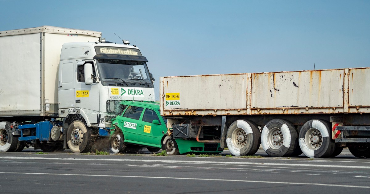 Ciężarówka najeżdża na auto osobowe