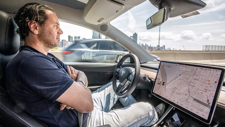 Upalny dzień i korek na autostradzie. Czy klimatyzacja wydrenuje zasięg?