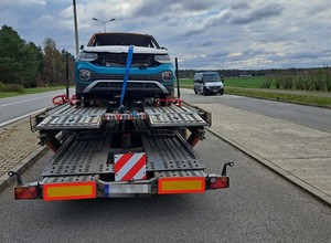 Inspekcja Transportu Drogowego zatrzymała kierowcę lawety. Przewożone auto potraktowano jako odpad
