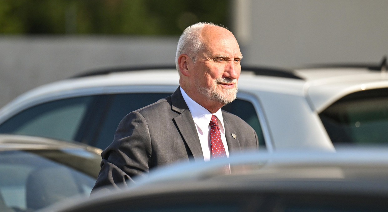 Poseł Macierewicz próbuje odzyskać prawo jazdy. Internet się śmieje