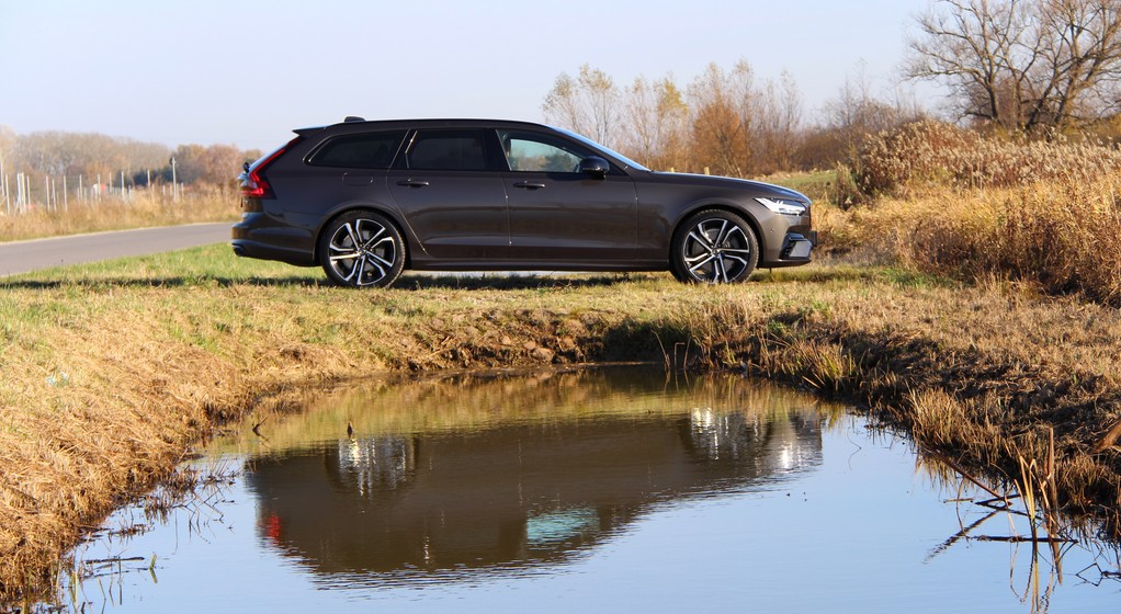 Volvo V90 T8 Ultra Dark