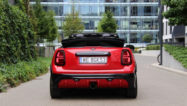 MINI John Cooper Works Cabrio ma coś z gokarta. To świetny czasoumilacz